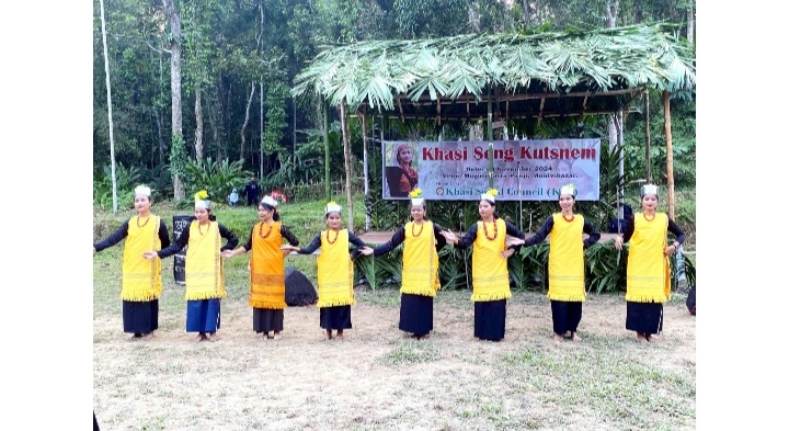 খাসিয়াদের ঐতিহ্যবাহী বর্ষবিদায় উৎসব ‘সেং কুটস্নেম’ অনুষ্ঠিত